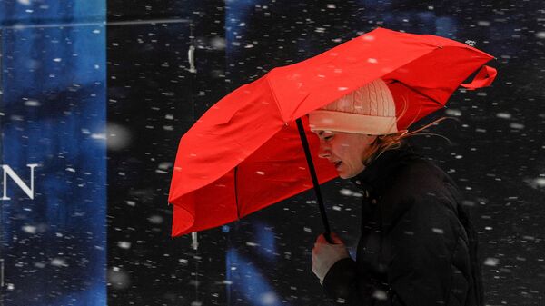 Девушка с зонтом - Sputnik Латвия
