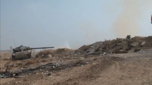 Наступление сирийской армии на боевиков в пригороде Дамаска. Кадры боев - Sputnik Латвия