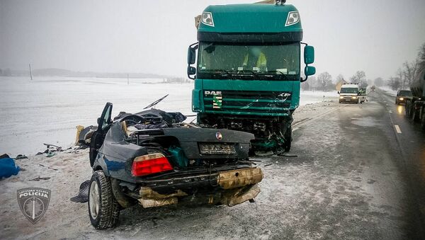 Два человека погибли в результате столкновения грузовика с легковым автомобилем на Баускском шоссе - Sputnik Латвия