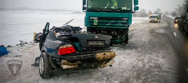 Два человека погибли в результате столкновения грузовика с легковым автомобилем на Баускском шоссе - Sputnik Латвия
