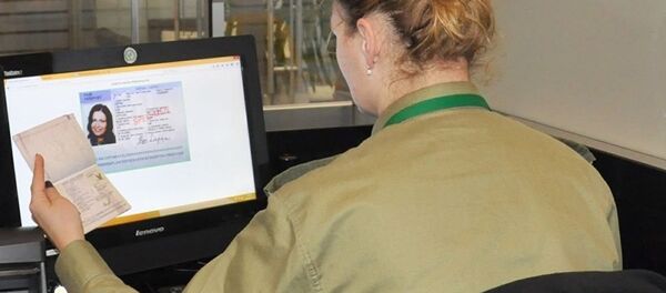 Проверка документов польскими таможенниками - Sputnik Латвия