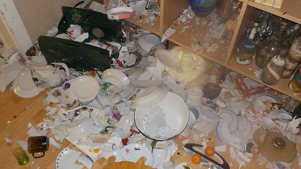 Битая посуда в школьном кабинете домоводства - Sputnik Латвия