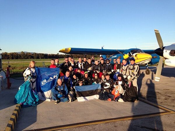 Эстонские парашютисты, установившие рекорд Эстонские парашютисты, установившие рекорд - Sputnik Латвия