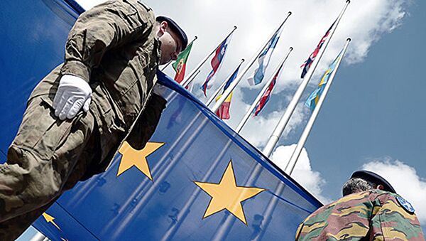 Eiropas korpusa karavīri ar ES karogu. Foto no arhīva - Sputnik Latvija