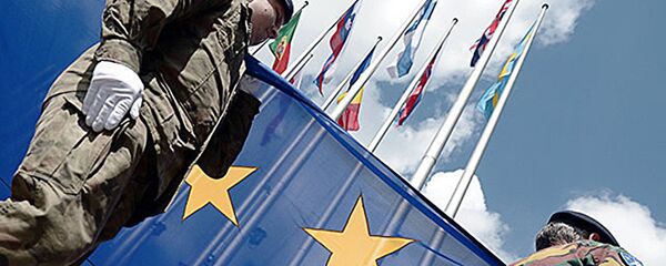 Солдаты отряда Еврокорпуса с флагом ЕС. Архивное фото - Sputnik Latvija