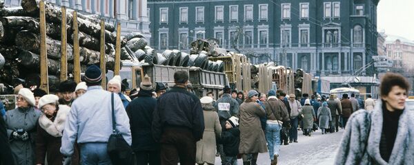 Barikādes pie Latvijas Ministru Padomes ēkas, 1991. gada arhīva foto - Sputnik Latvija