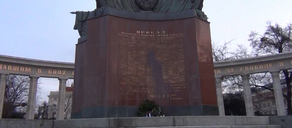 Piemineklis padomju karavīriem Vīnes centrā apliets ar krāsu Piemineklis padomju karavīriem Vīnes centrā apliets ar krāsu - Sputnik Latvija