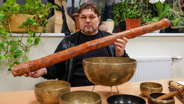 Александр Немировский с новозеландским духовым инструментом Диджериду - Sputnik Латвия