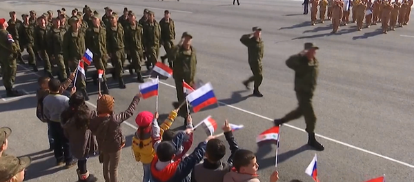 Военные боевого звена Су-24М на авиабазе Хмеймим перед возвращением в Россию - Sputnik Латвия