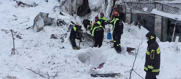 Итальянские спасатели во время поисковой операции в отеле Rigopiano in Farindola после схода лавины Итальянские спасатели во время поисковой операции в отеле Rigopiano in Farindola после схода лавины - Sputnik Latvija
