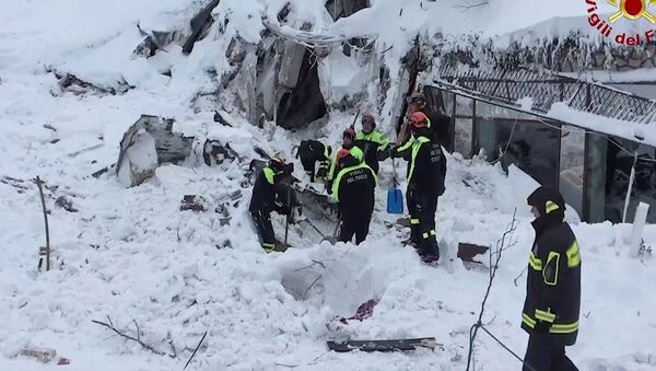 Итальянские спасатели во время поисковой операции в отеле Rigopiano in Farindola после схода лавины - Sputnik Latvija