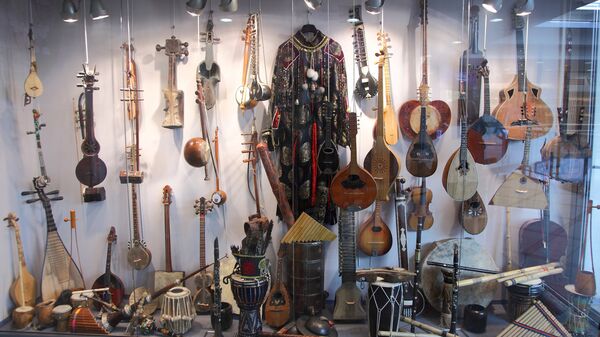 Выставка музыкальных инструментов Александра Немировского в торговом центре Origo - Sputnik Латвия