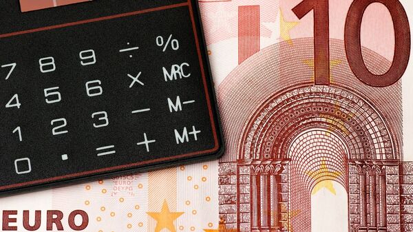 Kalkulātors un eiro. Foto no arhīva - Sputnik Latvija