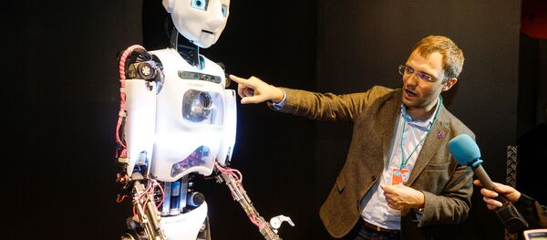 Организатор выставки Игорь Никитин рассказывает о роботе-андроиде Теспиане - Sputnik Латвия