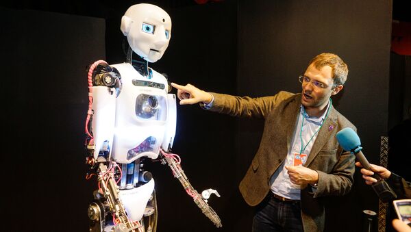 Организатор выставки Игорь Никитин рассказывает о роботе-андроиде Теспиане - Sputnik Латвия
