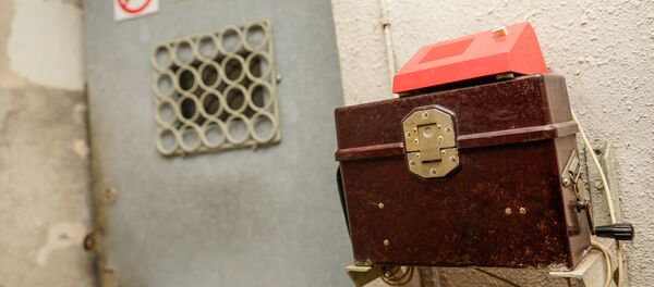 Кодовая дверь на входе в бункер - Sputnik Латвия