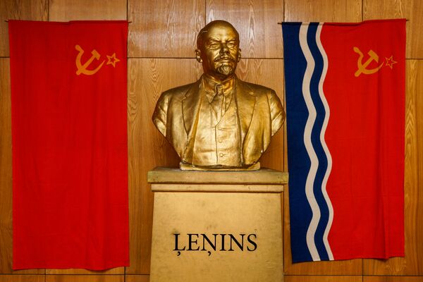 Флаг СССР, бюст Ленина и флаг Латвийской ССР - Sputnik Латвия