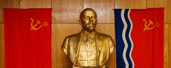 Флаг СССР, бюст Ленина и флаг Латвийской ССР Флаг СССР, бюст Ленина и флаг Латвийской ССР - Sputnik Latvija