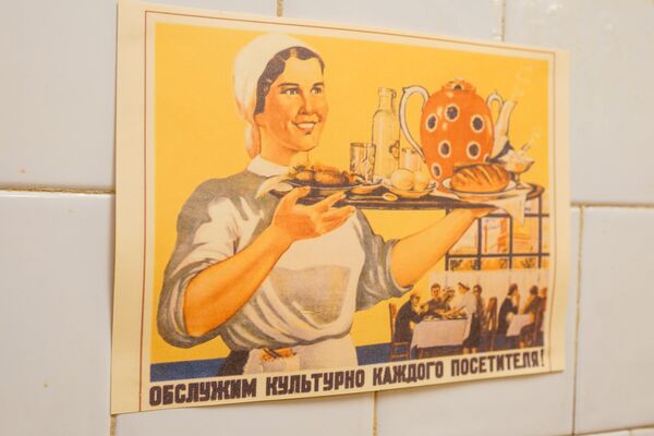 Плакат в пищеблоке советского бункера - Sputnik Латвия
