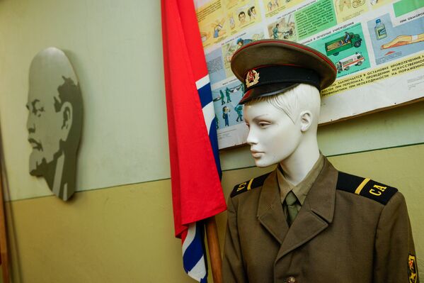 Манекен в форме солдата Советской армии - Sputnik Латвия