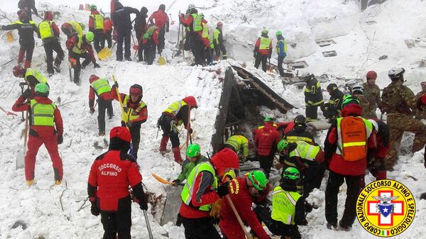 Спасатели работают в районе отеля Rigopiano - Sputnik Латвия