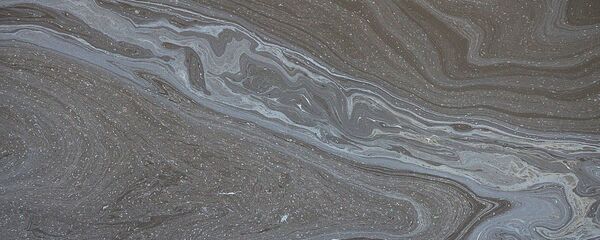 Пятно от горюче-смазочных материалов на воде вокруг аварии Пятно от горюче-смазочных материалов на воде вокруг аварии - Sputnik Latvija