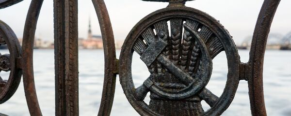 Колосья ржи, серп и молот на чугунной ограде - Sputnik Латвия