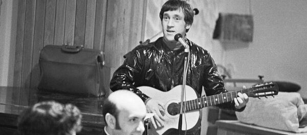 Владимир Высоцкий во время празднования 10-летия Театра на Таганке - Sputnik Латвия