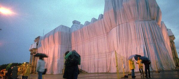 Обернутый рейхстаг в Германии в 1995 году - Sputnik Латвия