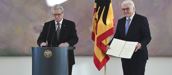 В ходе торжественной церемонии министр иностранных дел Германии Франк-Вальтер Штайнмайер показывает документов об отставке - Sputnik Латвия