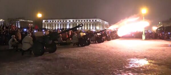Pēterburgas iedzīvotāji pieminēja Ļeņingradas blokādes pārāvuma 73. Gadadienu Pēterburgas iedzīvotāji pieminēja Ļeņingradas blokādes pārāvuma 73. Gadadienu - Sputnik Latvija
