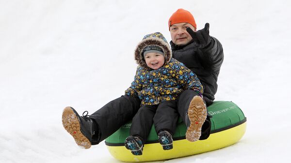 Катание с горки в Межапарке Катание с горки в Межапарке - Sputnik Латвия