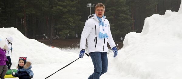 Мэр Риги Нил Ушаков с ребенком на отдыхе в Межапарке - Sputnik Латвия