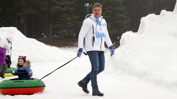 Мэр Риги Нил Ушаков с ребенком на отдыхе в Межапарке Мэр Риги Нил Ушаков с ребенком на отдыхе в Межапарке - Sputnik Латвия