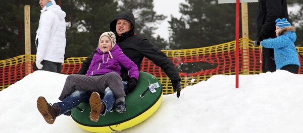 Катание с горки в Межапарке Катание с горки в Межапарке - Sputnik Латвия