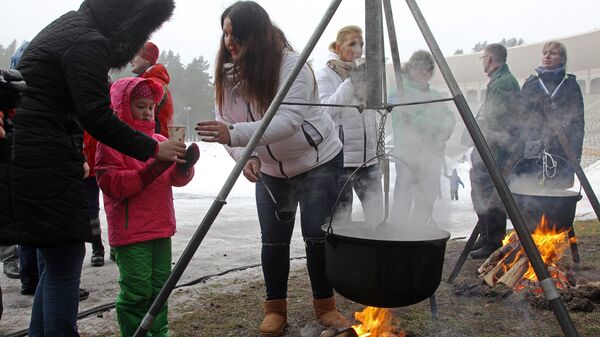 Горячий чай из походного котелка в Межапарке Горячий чай из походного котелка в Межапарке - Sputnik Латвия
