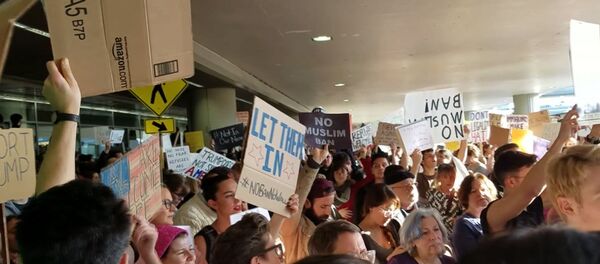 Протесты в США против закона о мигрантах - Sputnik Latvija