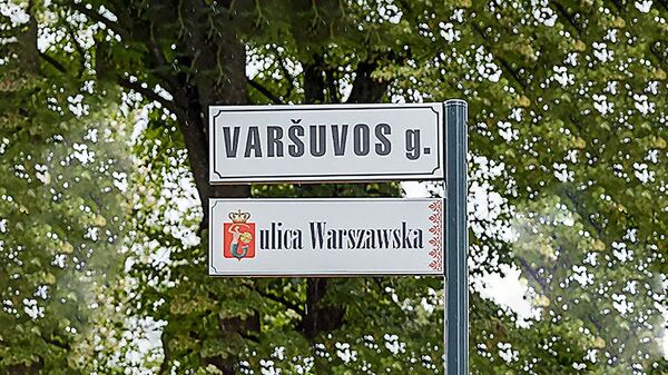 Двуязычная табличка улица Варшувос в Литве - Sputnik Латвия
