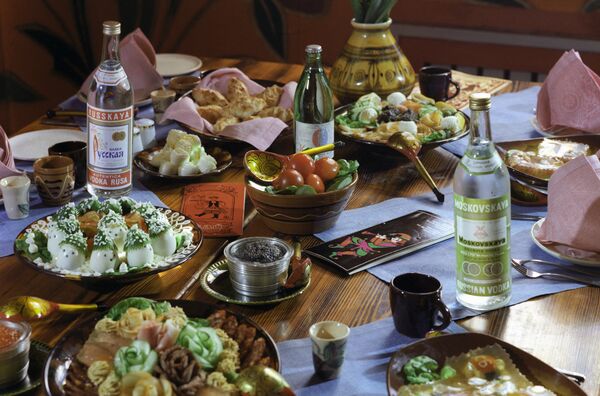 Сервированный стол с водкой и закуской - Sputnik Латвия