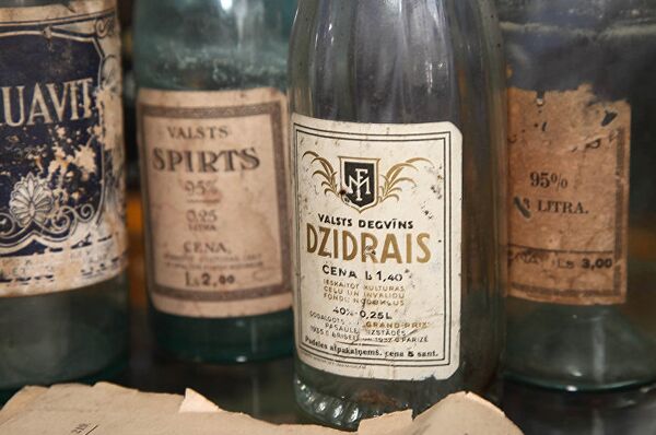 Бутылки рижской водки, которую выпускал завод А. Вольфшмидт - Sputnik Латвия