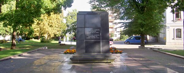 Памятник советским воинам в Шяуляе - Sputnik Latvija