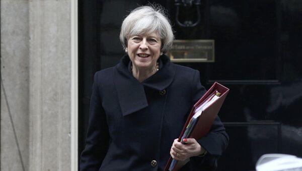 Премьер-министр Великобритании Тереза Мэй покидает Даунинг-Стрит 10 в Лондоне - Sputnik Латвия