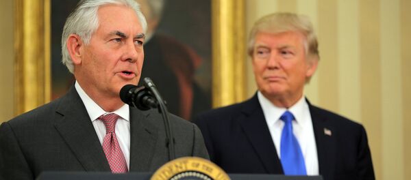 Новый госсекретарь США Рекс Тиллерсон в сопровождении президента США Дональда Трампа во время присяги в Белом доме в Вашингтоне - Sputnik Латвия