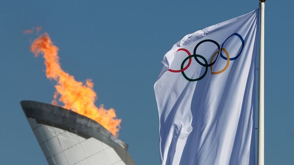 Чаша Олимпийского огня и флаг Олимпиады - Sputnik Latvija