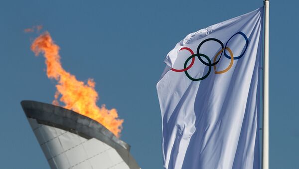 Чаша Олимпийского огня и флаг Олимпиады - Sputnik Латвия