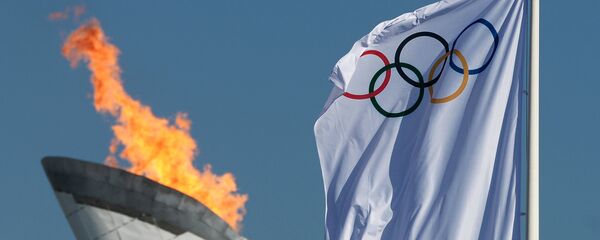 Чаша Олимпийского огня и флаг Олимпиады Чаша Олимпийского огня и флаг Олимпиады - Sputnik Latvija