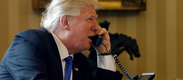Президент США Дональд Трамп разговаривает по телефону - Sputnik Латвия