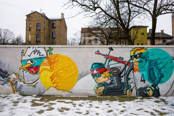 Grafiti Rīgas vidusskolas sporta laukumā - Sputnik Latvija