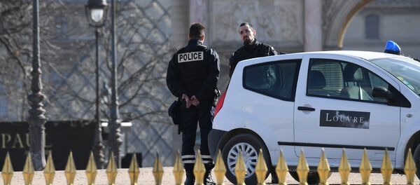 Полиция Франции возле Лувра после нападения 3 февраля 2017 в Париже - Sputnik Latvija