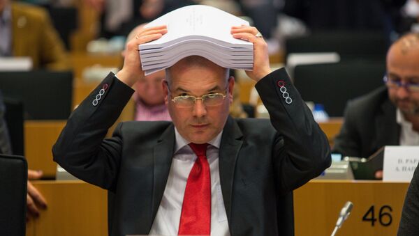 Мамыкин с пакетом поправок по которым евродепутатам предстоит голосовать в течение дня - Sputnik Latvija